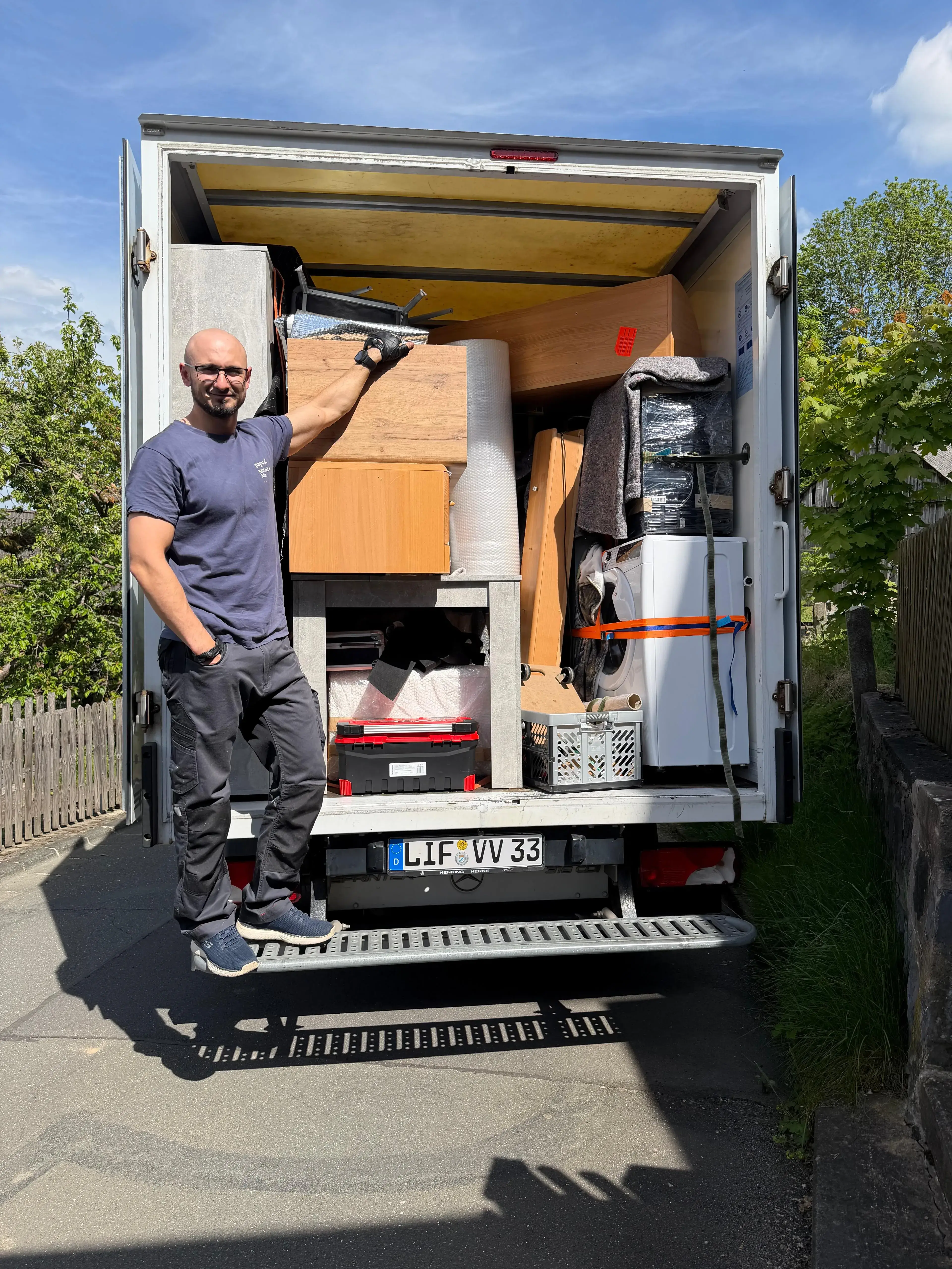 VV Transport Umzugswagen und Team im Einsatz