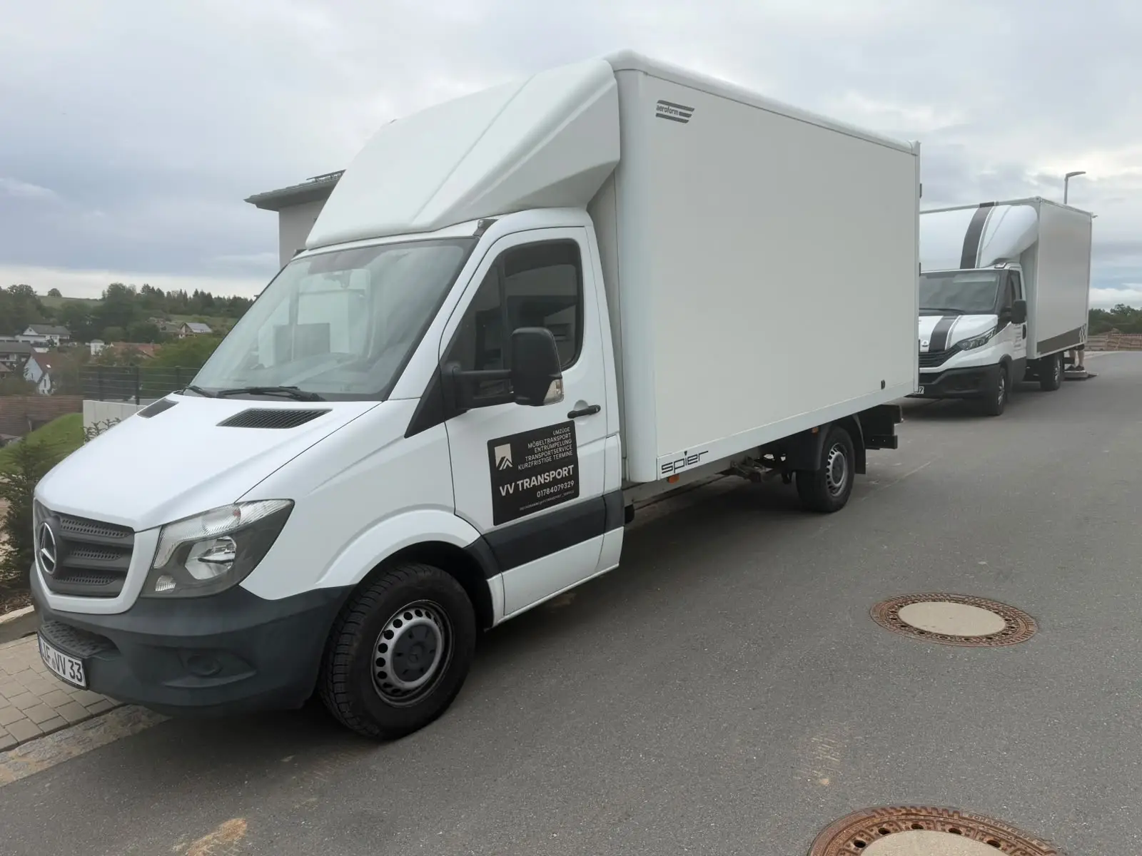 Sprinter mit Kofferaufbau von VV Transport, beschriftet mit Umzüge, Möbeltransport und Entrümpelung